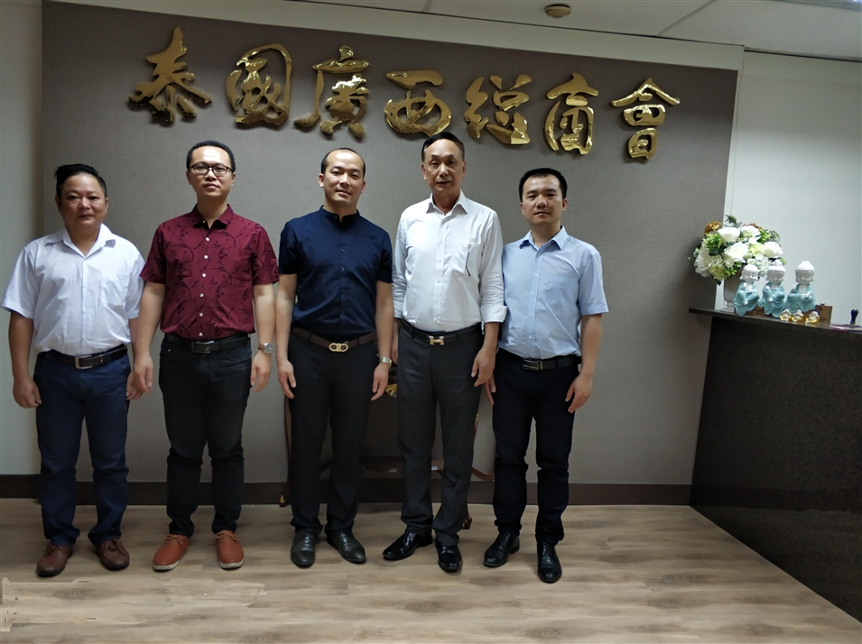 從左往右依次為國際部合伙人林健偉先生（左一），國際部總監(jiān)吳琪先生（左二），執(zhí)行董事粟宥朝先生（左三），商會主席李宇明（右二），國際部合伙人黃文超先生（右一）