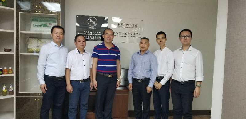 國際部合伙人黃文超（左一），林健偉（左二）國際部總監(jiān)吳琪（右一）執(zhí)行董事粟宥朝（左三），泰國廣西總商會副主席劉漢政（右二），泰國華人青年商會會長助理黃志乾(右三)