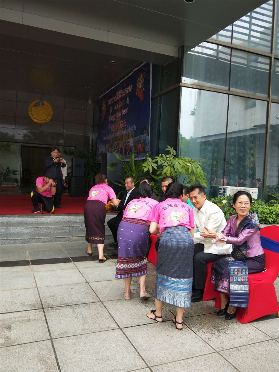 老撾駐廣西留學(xué)生代表將浸有花瓣的香水灑客人的手上，表示對(duì)嘉賓的美好祝福（圖二）