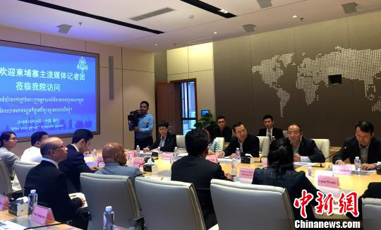 柬埔寨主流媒體采訪團(tuán)在廣西大學(xué)與師生交流。