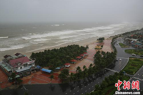 資料圖：2017年11月5日，越南峴港某處海灘風雨交加。