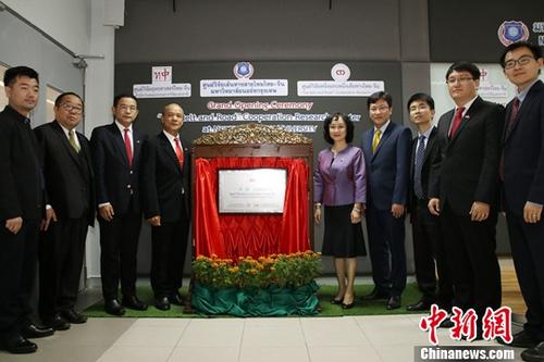 12月18日，由泰國(guó)國(guó)家研究院泰中戰(zhàn)略研究中心與中國(guó)人民大學(xué)國(guó)家發(fā)展與戰(zhàn)略研究院共建的泰中“一帶一路”合作研究中心在泰國(guó)曼谷正式揭牌成立。作為隸屬于泰國(guó)國(guó)家研究院的高端智庫(kù)，該中心未來將作為泰國(guó)“一帶一路”研究和推動(dòng)泰中高端智庫(kù)合作的主要機(jī)構(gòu)。中新社記者 趙婧楠 攝