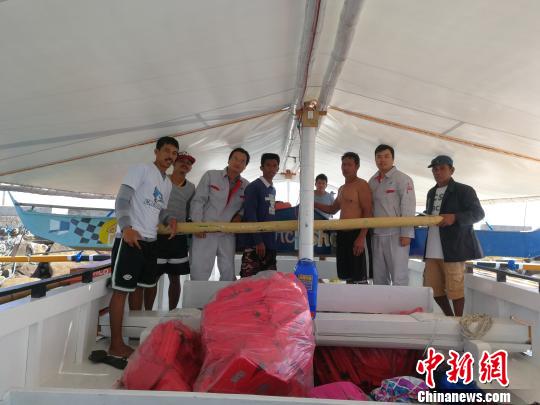 中國援助菲律賓PGN大橋工程可行性研究項目”（ThePanay-Guimaras-NegrosBridgeProject）海洋水深測量勘測人員，3月1日在吉馬拉斯海峽作業(yè)時，成功營救兩名菲律賓落水漁民。圖為兩位漁民及家屬對進(jìn)行營救的中國勘測人員合影表達(dá)感謝。 中交公路規(guī)劃設(shè)計院有限公司 攝