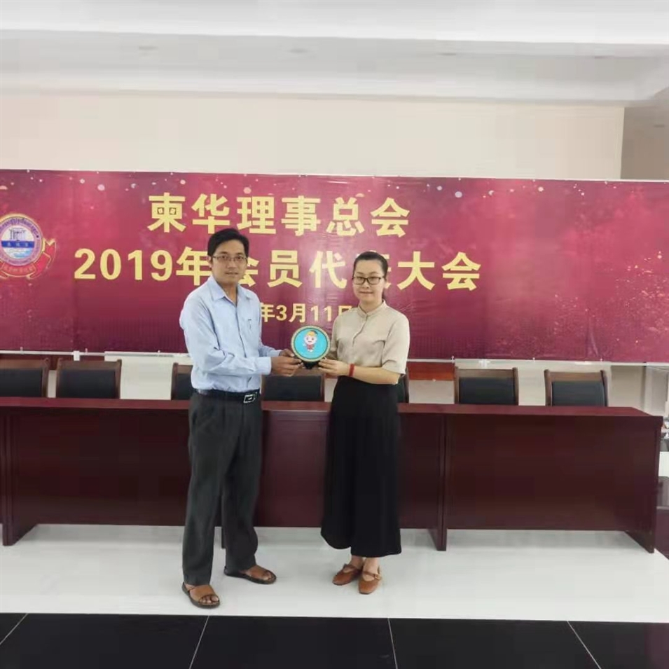 與柬華理事總會鐘耀輝秘書長合影，并交換了紀念品